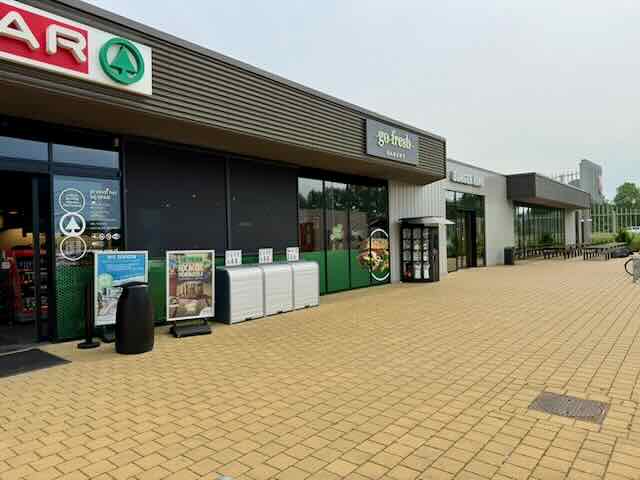 Airco installatie op dak bij Esso tankstation